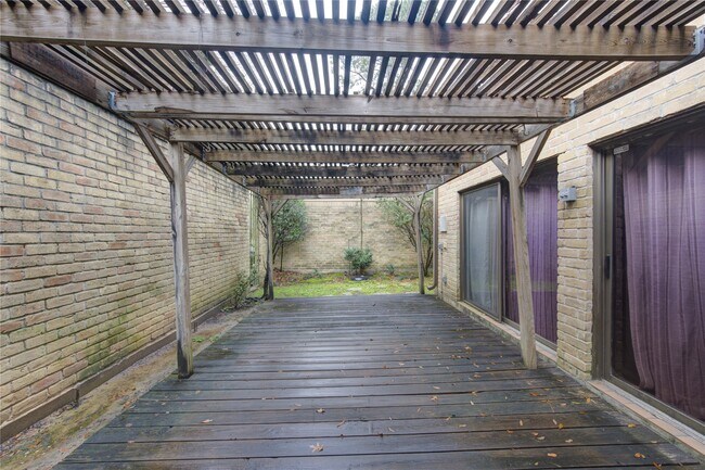 Building Photo - 165 Old Bridge Lake St
