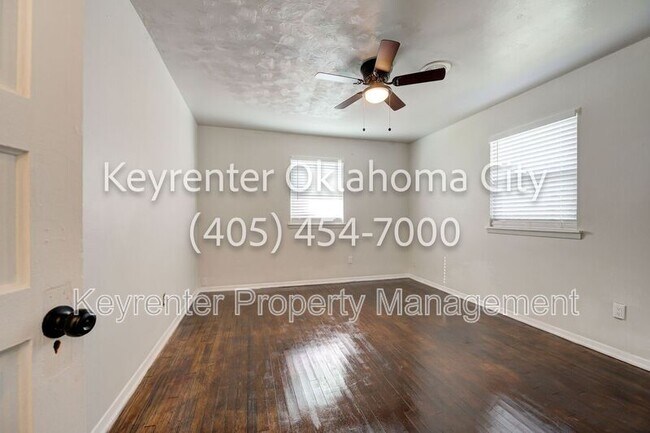 Building Photo - 4913 N Willow Ave