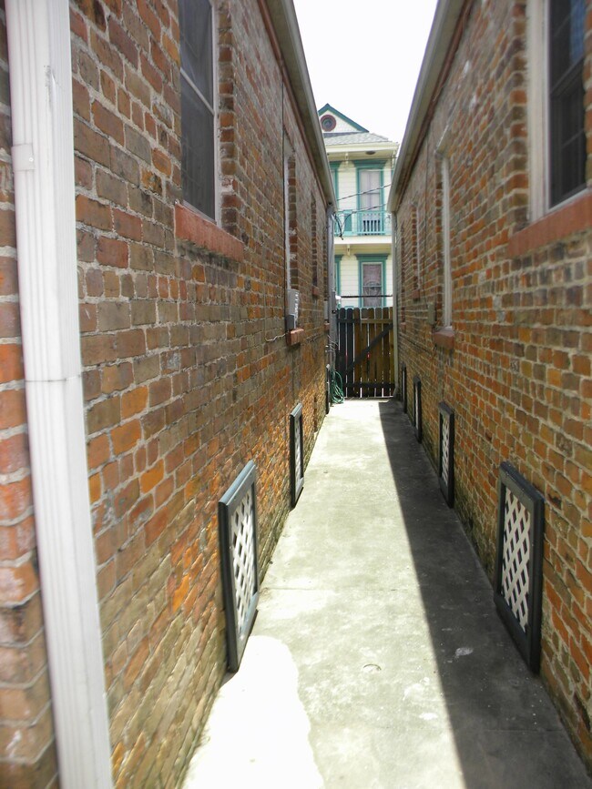 Alleyway to the patio - 626 St Ferdinand St