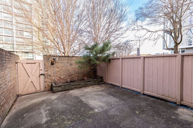 Building Photo - Large SW DC Townhome with Parking