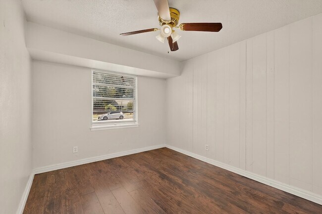 Building Photo - 937 Cleardale Dr