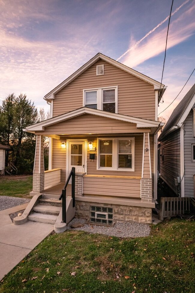 Building Photo - SCORE 1ST MONTH'S RENT FREE IF SIGNED BY FEB 6! Gorgeous 3 bedroom home in Scott Township availab...