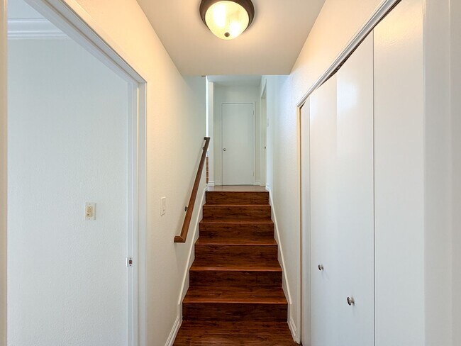 Building Photo - 407 Shoreview Dr