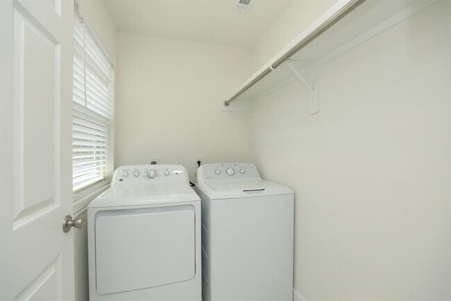 Building Photo - 2050 Augusta Dr
