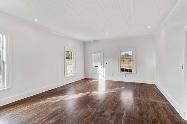 Building Photo - 2054 Walton Wy