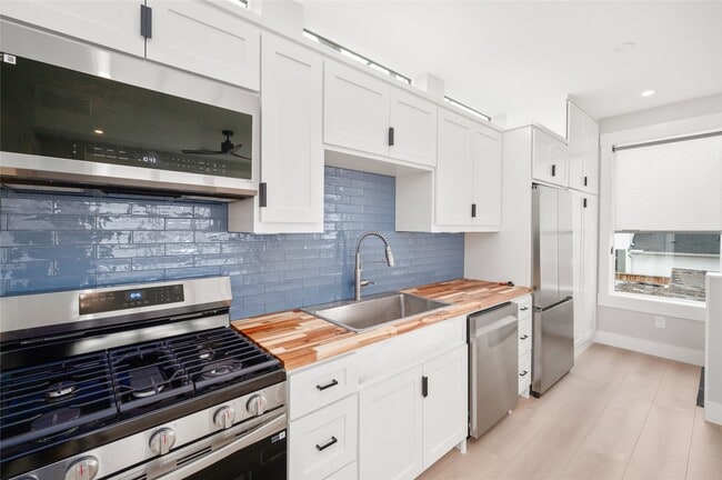 Building Photo - 323 E 24th St