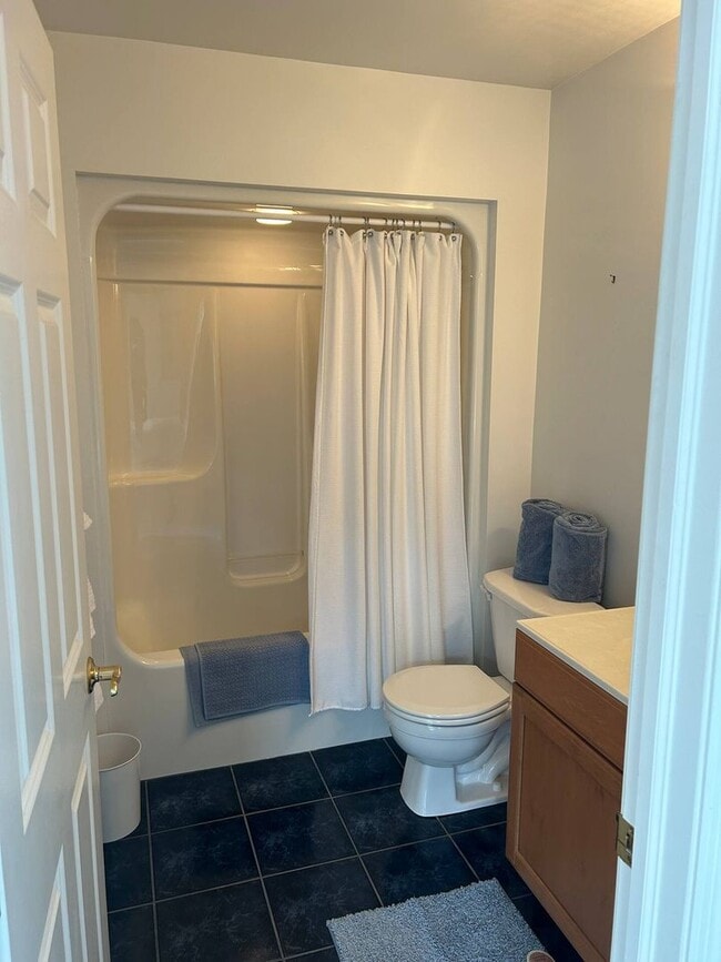 Building Photo - 4 Bedroom 3.5 Bath House Furnished With At...