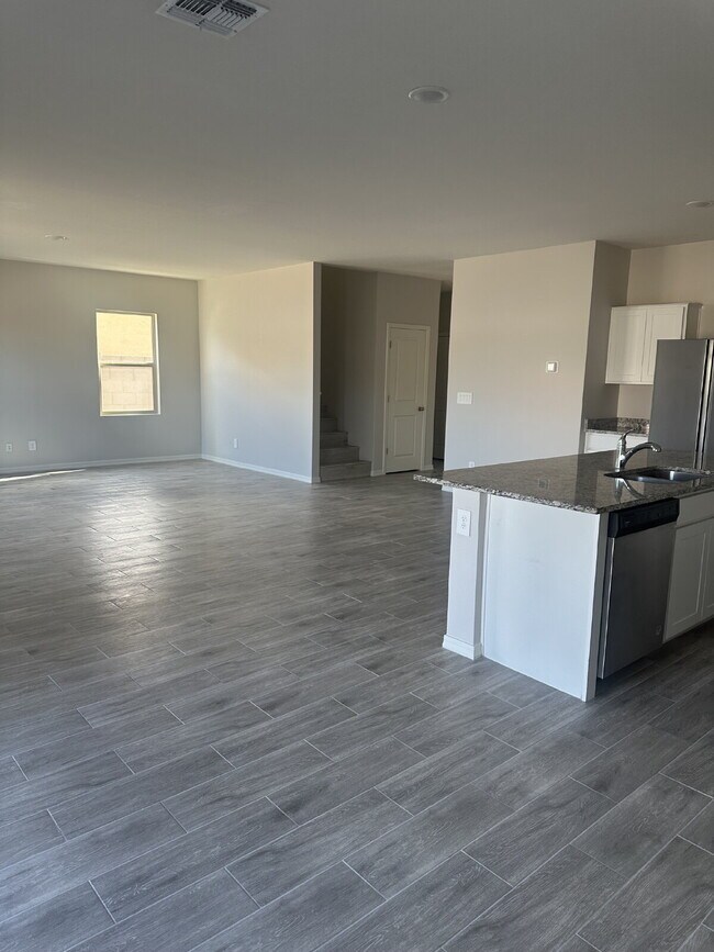 Building Photo - Beautiful, Spacious, and Newer Home, Solar Included!