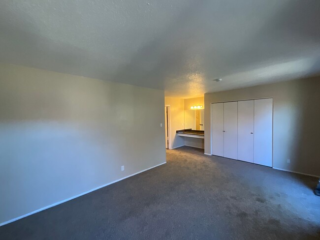 Building Photo - *Owner Broker* 2 Bedroom Townhome Availabl...