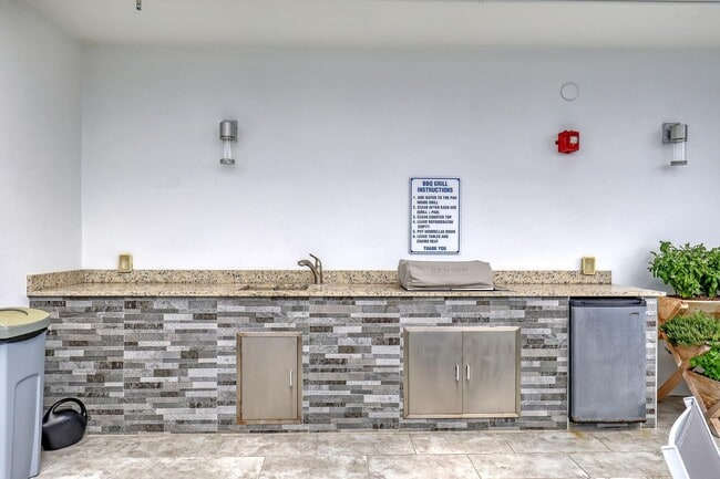 Building Photo - 1 S Palmway