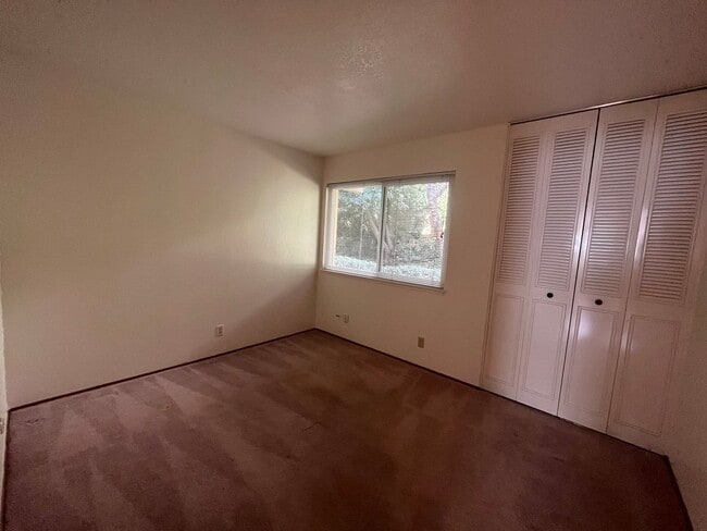 Building Photo - Spacious 4bed 2bath home available now!