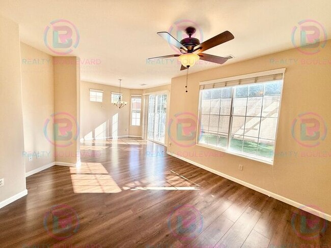 Building Photo - Beautiful townhome in South Meadows! 3-bed...