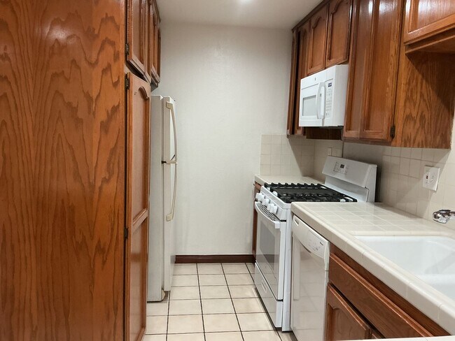 Building Photo - Los Caballeros #325