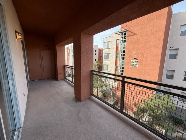 Building Photo - Terrific 2-Bedroom Condo in Guard gated community