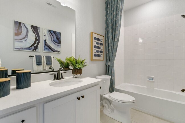 Building Photo - Newer 4 bed Townhome at The Commons at Vic...