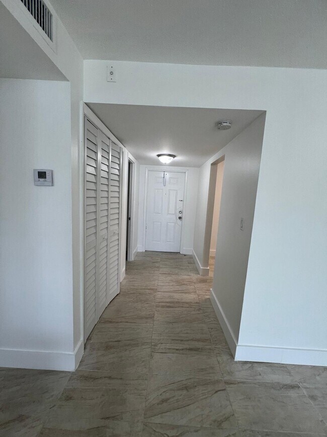 Building Photo - 15225 NE 6th Ave