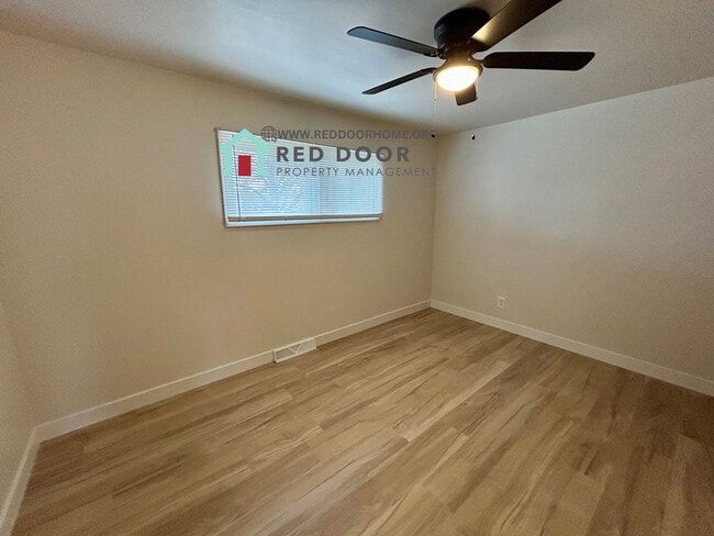 Building Photo - Spacious 4-Bedroom Apartment – Recently Re...