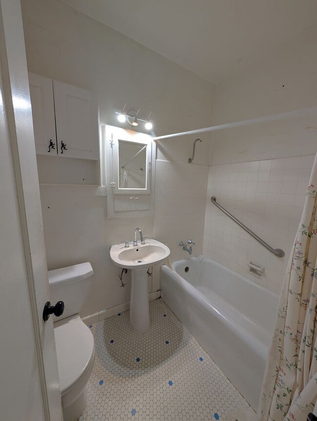 Building Photo - Spacious one-bedroom apartment with Harwoo...