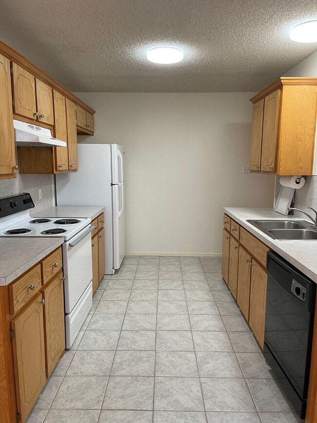 Building Photo - Cute 2 bed/2 bath/2 car garage in a great ...