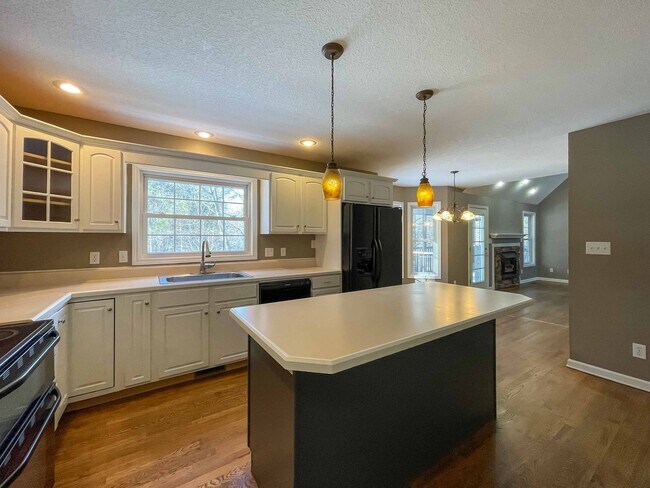 Building Photo - Spacious Four-Bedroom in Candler