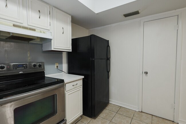 Building Photo - 10014 Stratmore Cir