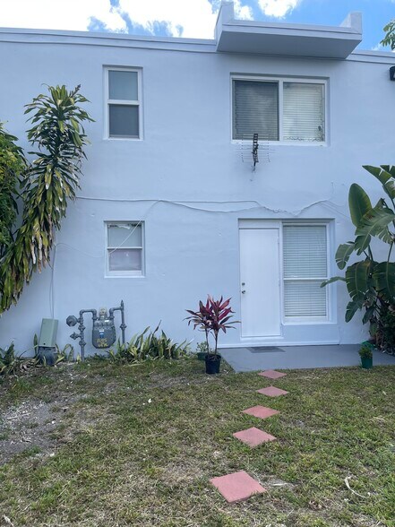 Building Photo - 1255 W 49th St