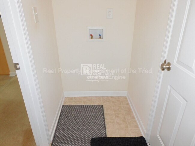 Building Photo - 1017 Hawick Dr