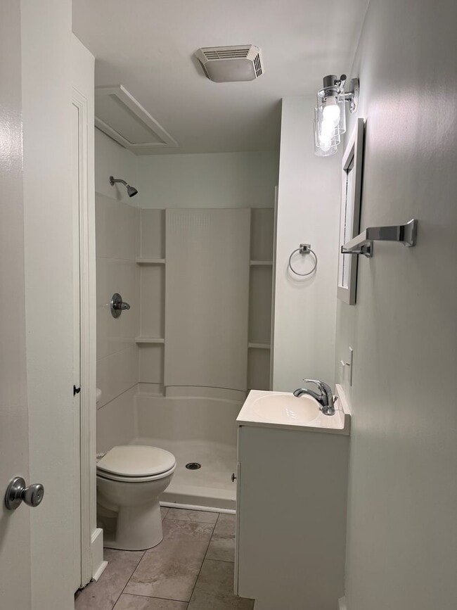 Building Photo - Central AVL - 1/1 Updated Apartment Ready ...