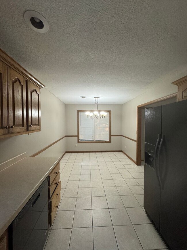 Building Photo - 3 Bed / 2 Bath Available Now
