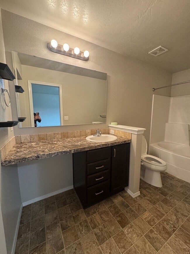 Building Photo - MOVE IN TODAY! Single level floorplan in d...
