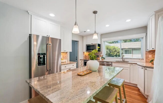 Primary Photo - 276 W Meadowland Ln