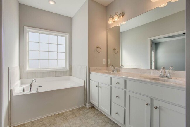 Building Photo - ***  COMING SOON!   ***  Stylish and comfo...