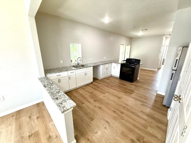 Building Photo - 2422 W Commerce St