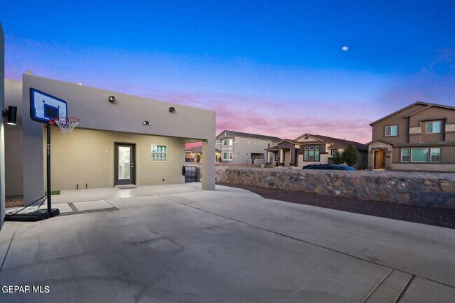 Building Photo - 2621 Maria Casas St