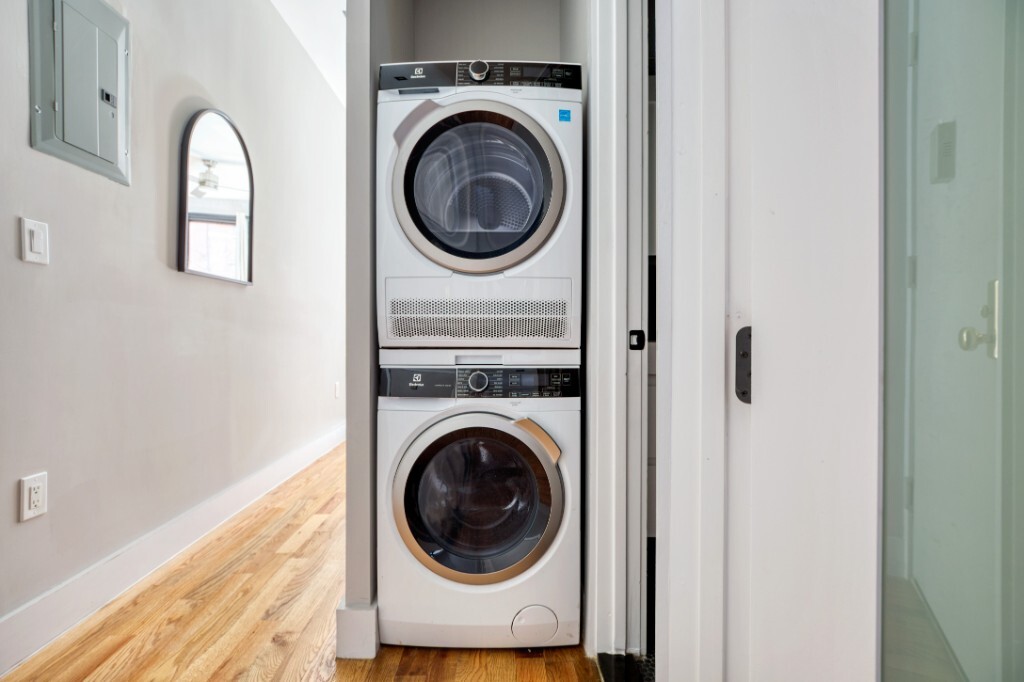 Building Photo - 273 W 10th St