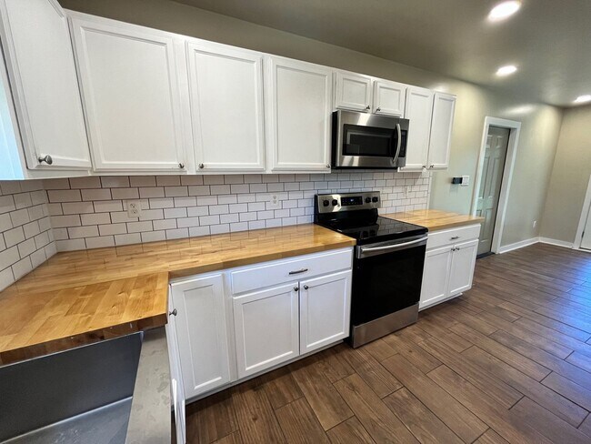 Building Photo - Great home avail in Hubert!  Mini split AC in garage perfect for personal gym!
