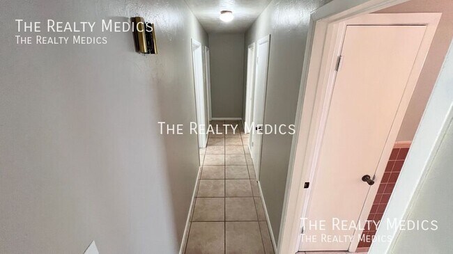 Building Photo - 904 Hall St