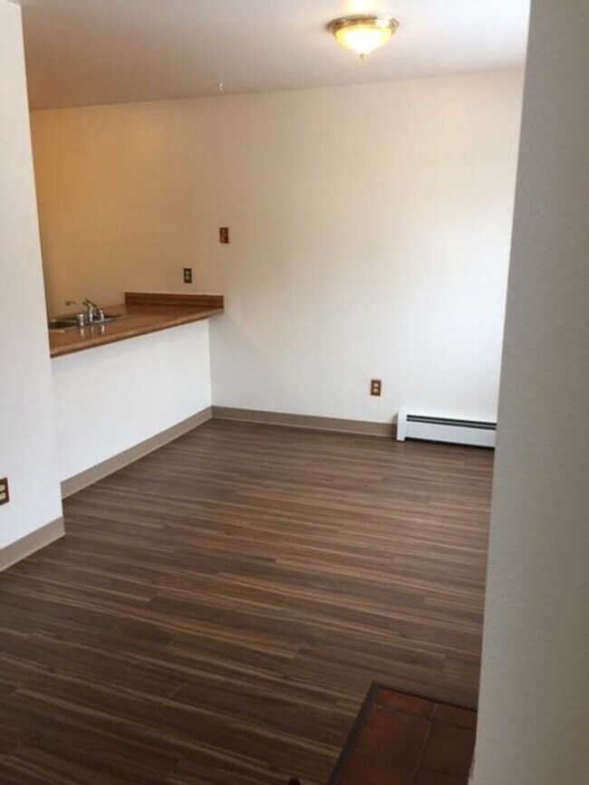 Building Photo - Great Sunny upstairs 2bed with washer&dryer