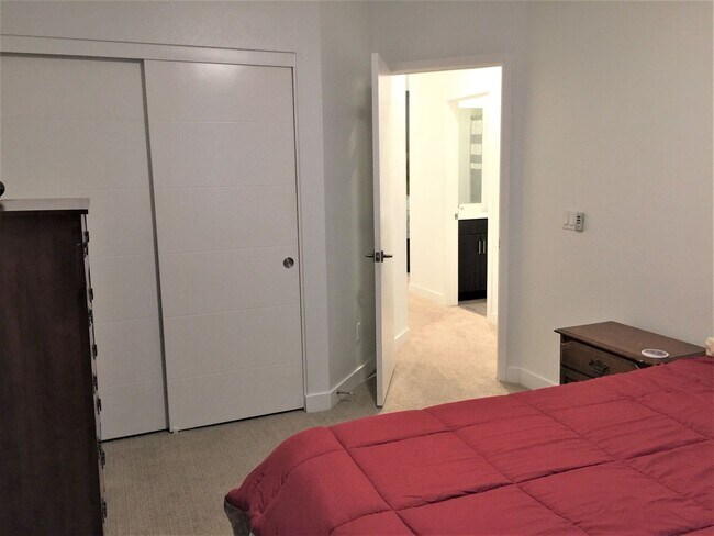 Building Photo - *** $1000 Move in Special*** Completely upgraded large townhome with solar!!
