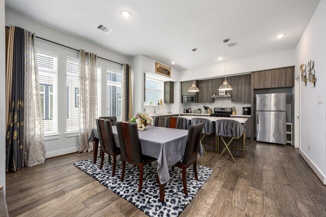 Building Photo - 5815 Fairdale Ln