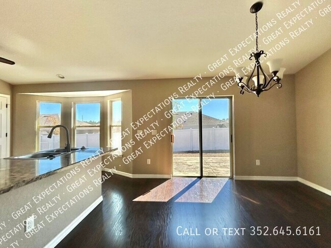 Building Photo - 648 W Marguerita Dr