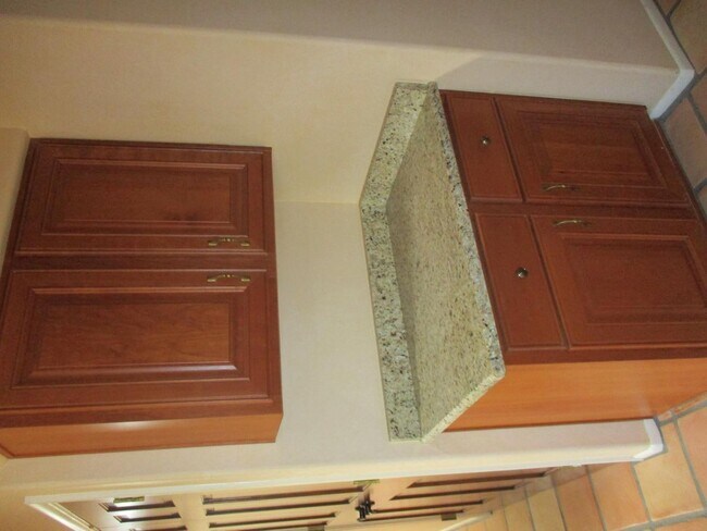 Building Photo - 4 bedroom 2.5 Bath