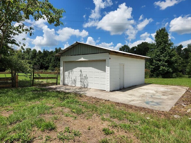 Building Photo - 4 BED 2 BATH,  3 ACRES,  FENCED PADDOCK