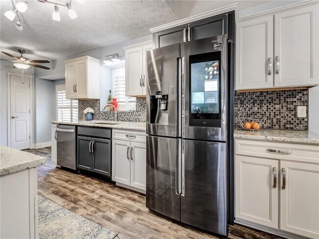 Building Photo - 3840 Forsythia Way