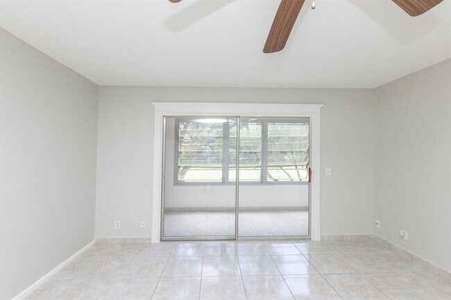 Building Photo - 1000 SW 125th Ave
