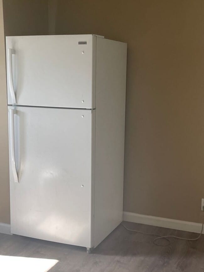 Building Photo - 712 W Hammond Ave