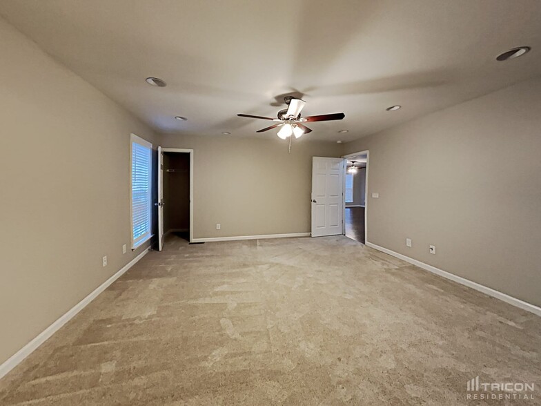 Building Photo - 703 Maple Ct