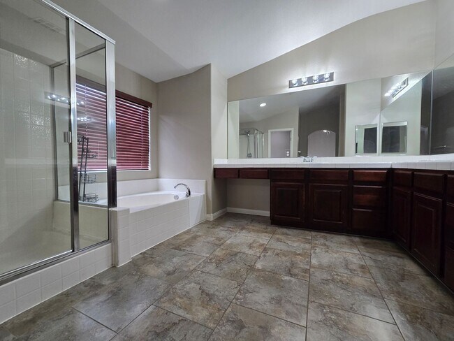 Building Photo - 4 BED, 2 1/2 BATH, 2 STORY HOME!!