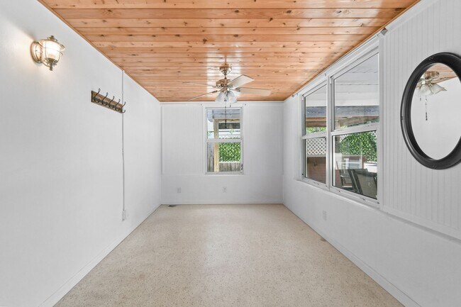 Building Photo - 244 Greymon Dr