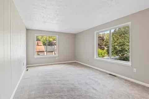 Building Photo - 31 Tilegate Glen